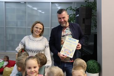 Wieluń: Biblioteka Miejska zaprosiła dzieci na spotkanie z fotografem Piotrem Pabisiakiem